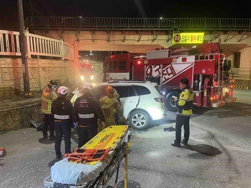 사고 당시 구조활동 벌이는 119대원들. [강원특별자치도소방본부 제공]